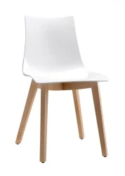 Židle s dřevěnou konstrukcí