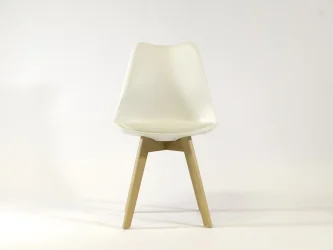 Židle s dřevěnou konstrukcí