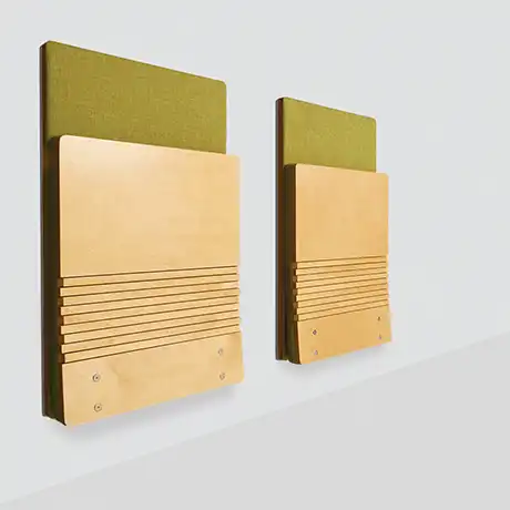 Uchycení ke stěně, pohodlný čalouněný sedák a opěradlo