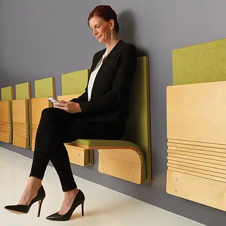 Uchycení ke stěně, pohodlný čalouněný sedák a opěradlo