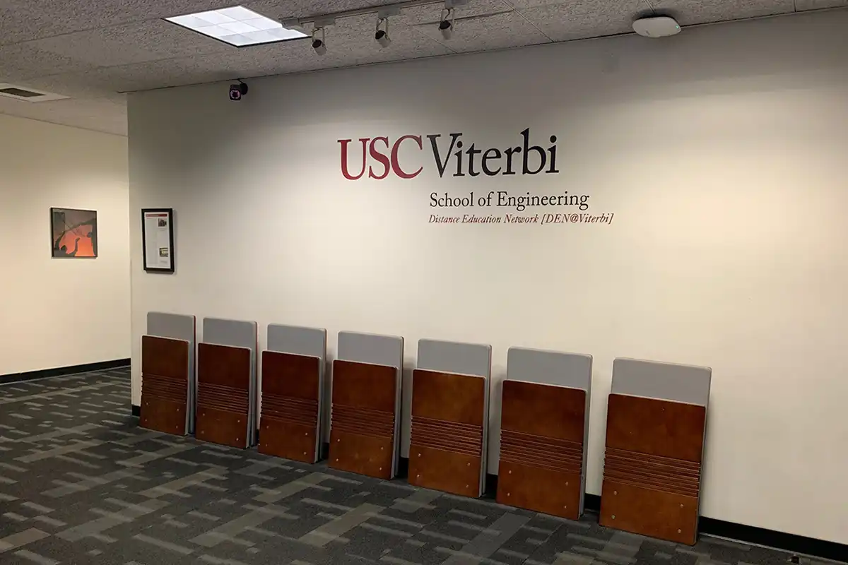 Uchycení k podlaze i stěně, pohodlný čalouněný sedák a opěradlo