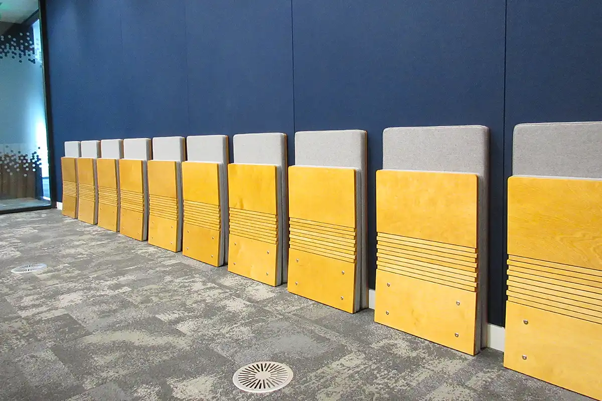 Uchycení k podlaze i stěně, pohodlný čalouněný sedák a opěradlo