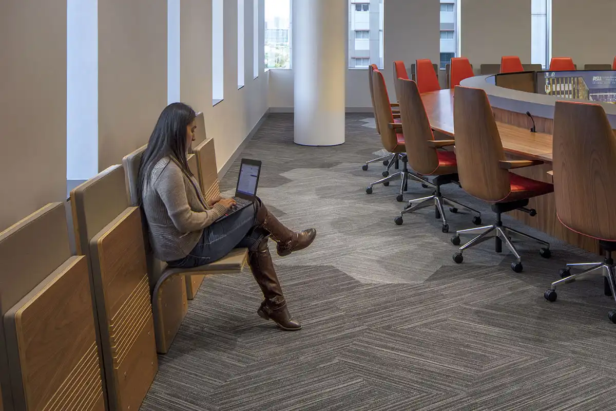 Uchycení k podlaze, pohodlný čalouněný sedák a opěradlo