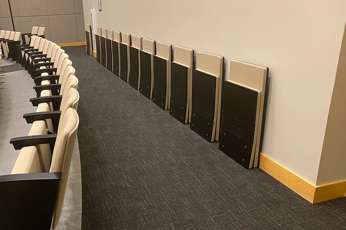 Uchycení k podlaze i stěně, pohodlný čalouněný sedák a opěradlo