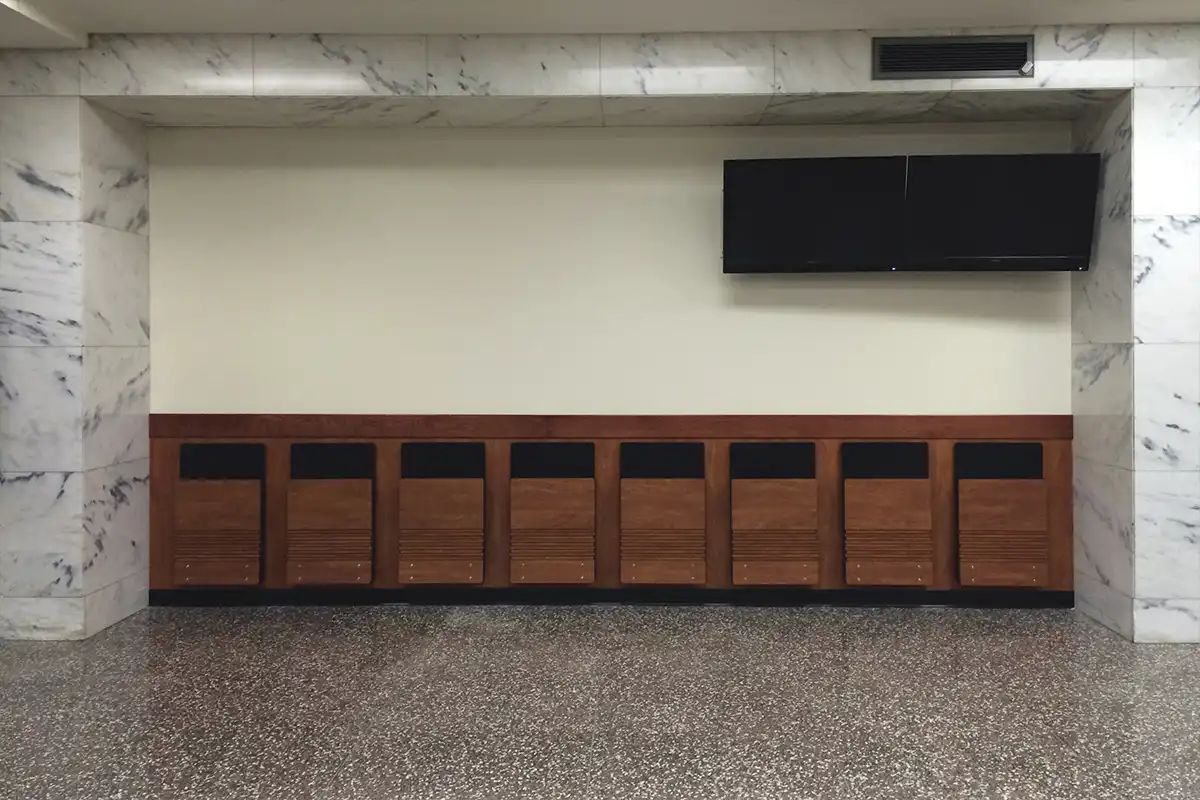 Uchycení ke stěně, pohodlný čalouněný sedák a opěradlo