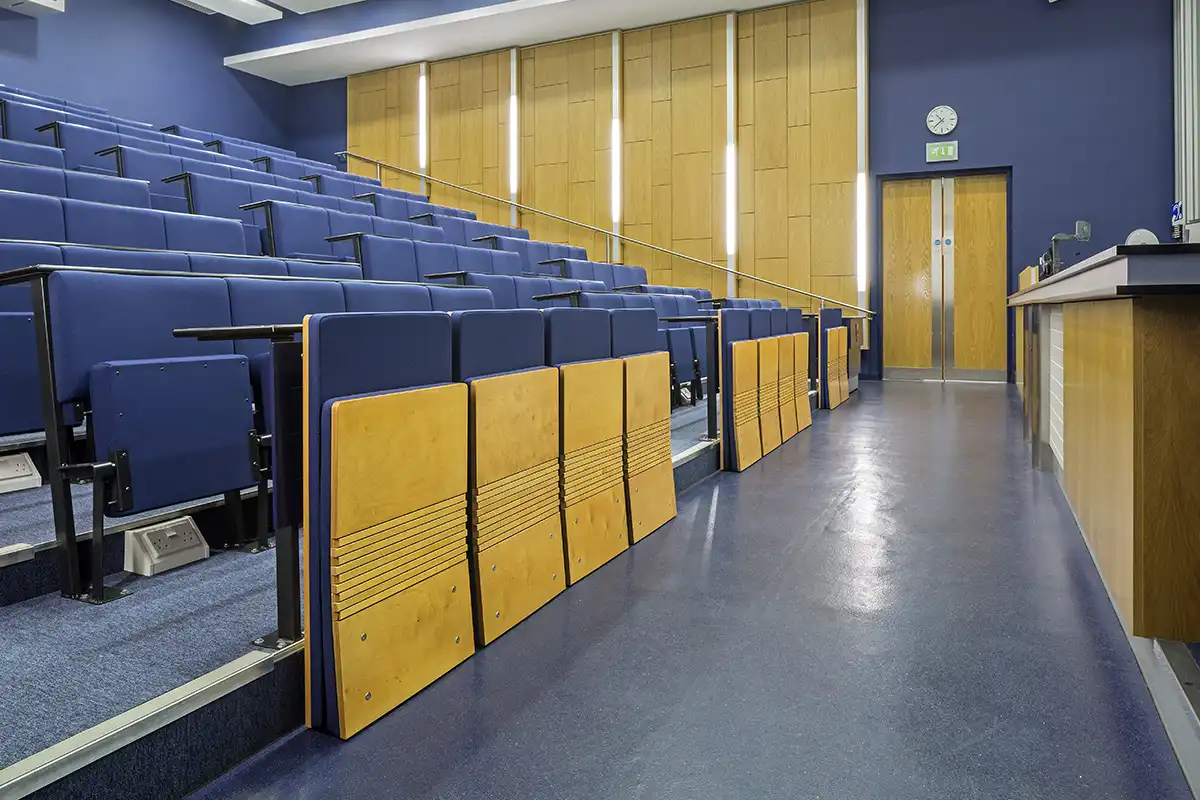 Uchycení k podlaze i stěně, pohodlný čalouněný sedák a opěradlo