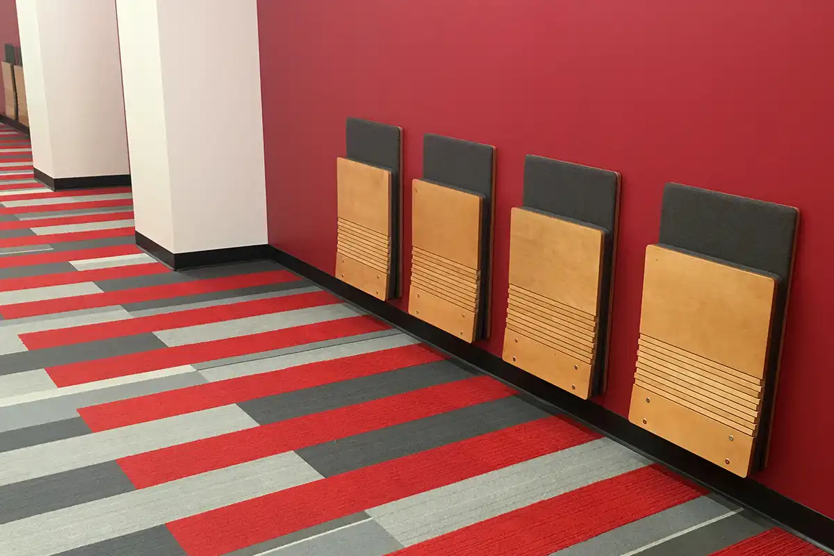 Uchycení ke stěně, pohodlný čalouněný sedák a opěradlo