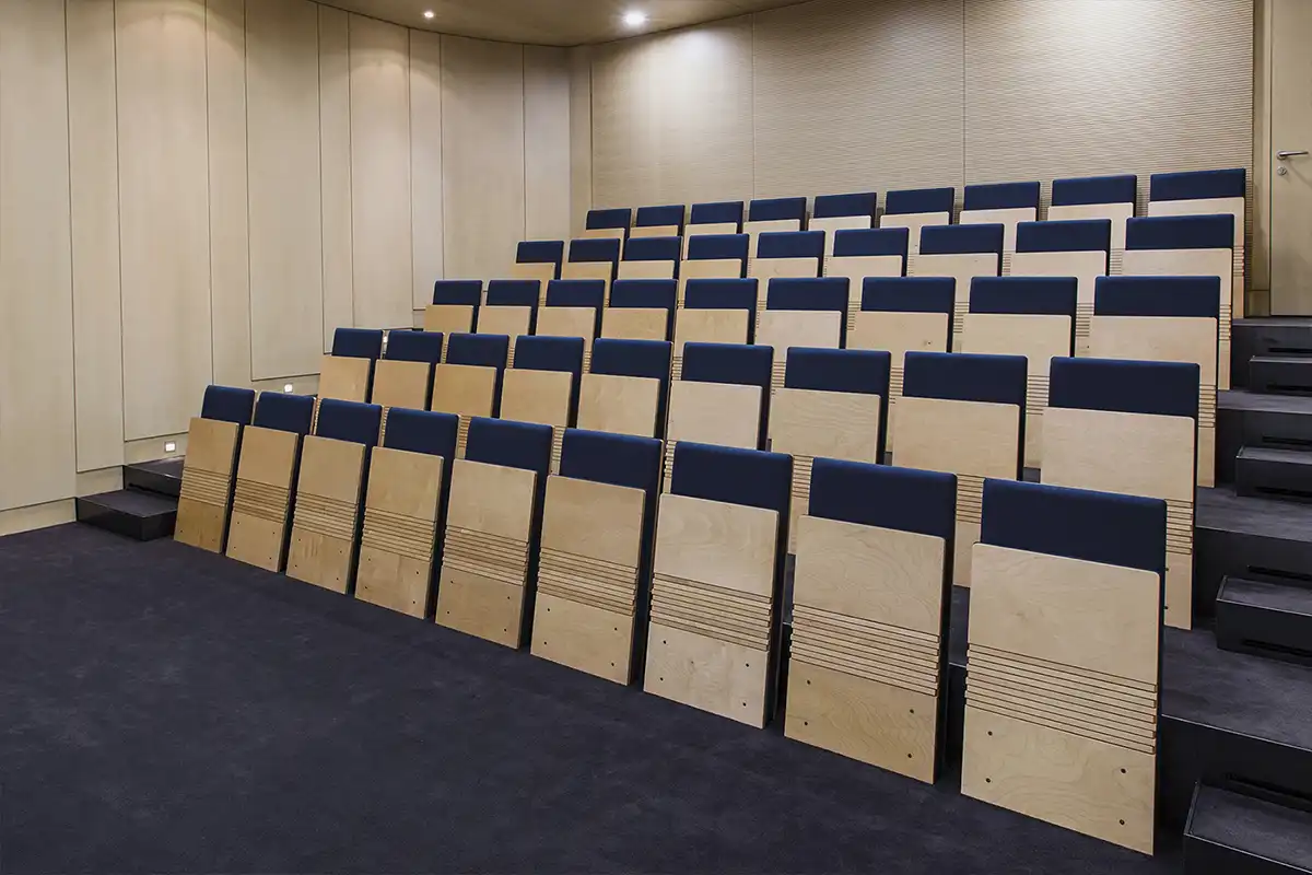 Uchycení k podlaze, pohodlný čalouněný sedák a opěradlo