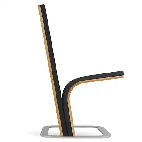 Uchycení k podlaze, pohodlný čalouněný sedák a opěradlo