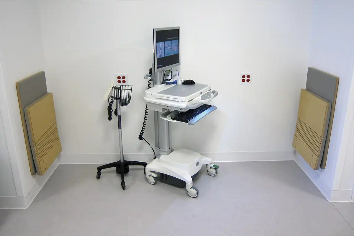 Uchycení ke stěně, pohodlný čalouněný sedák a opěradlo