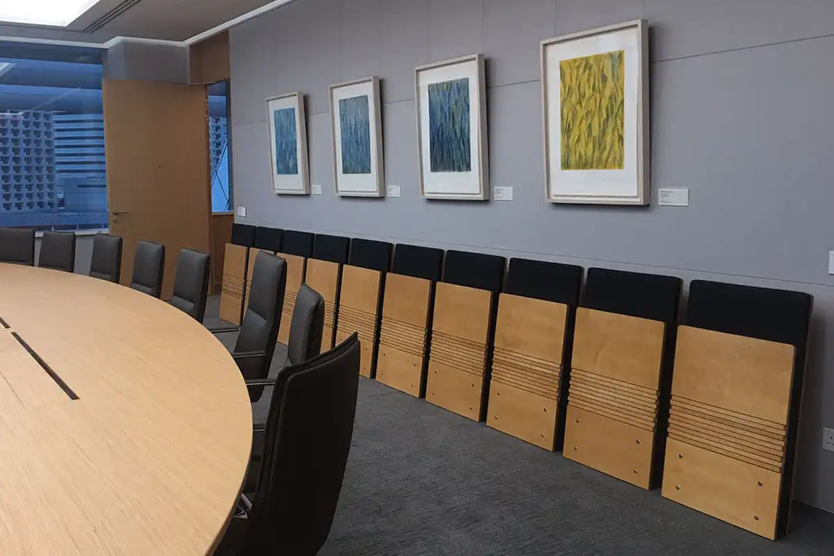 Uchycení k podlaze, pohodlný čalouněný sedák a opěradlo