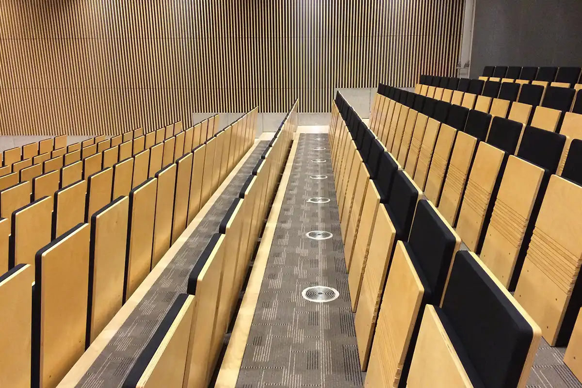 Uchycení k podlaze, pohodlný čalouněný sedák a opěradlo