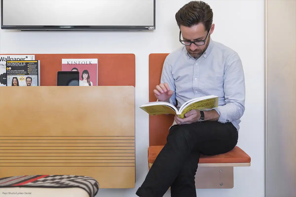 Uchycení ke stěně, pohodlný čalouněný sedák a opěradlo