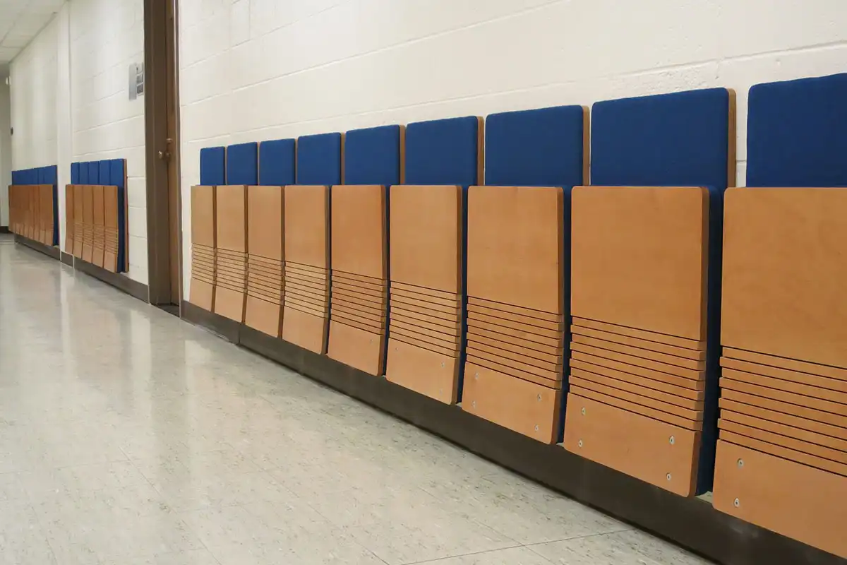 Uchycení ke stěně, pohodlný čalouněný sedák a opěradlo